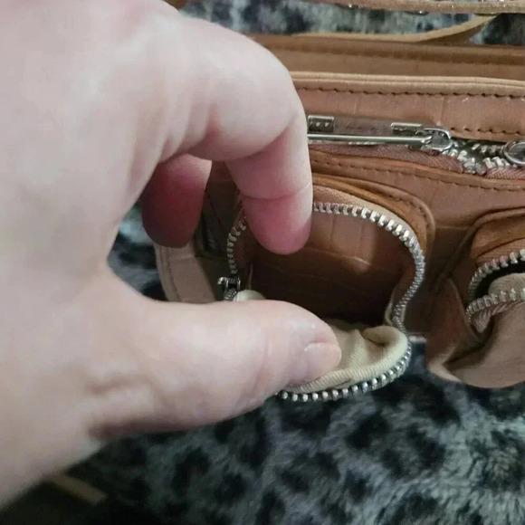 Núnoo | Helena Croc-Embossed  Beige Leather Handbag - Picture 7 of 13